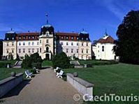 Klaus chce také pro zámek v Lánech koupit travní sekačky za 200 tisíc, malotrakor za 600 tisíc a traktor za téměř 2 miliony. Foto: CzechTourism