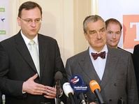 Petr Tluchoř, David Vodrážka, Petr Nečas (el Partido Cívico Democrático) y Karel Schwarzenberg, Petr Gazdík, Miroslav Kalousek (TOP 09), foto: ČTK