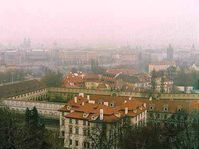 Praha zahalená do smogového oparu