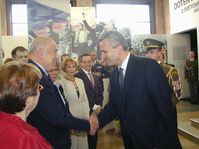 Hugo Maron recibe la orden del ministro de Defensa (Foto: Martina Schneibergova)