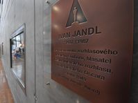 Pamětní deska Ivana Jandla, foto: Ondřej Tomšů