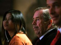 Lae Lae Nwei, Václav Havel y Šimon Pánek (Foto: CTK)