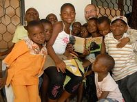 Miroslav Bobek avec les enfants au Cameroun