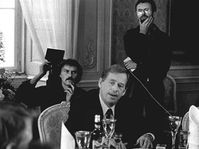 Vaclav Havel filmé par Pavel Koutecky (à droit) et Stano Slusny, photo : Michal Hladik