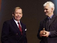 Ex presidente checo, Václav Havel (a la izquierda) y activista bielorruso, Ales Bialacki (Foto: CTK)