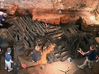 Les restes de remparts médiévaux en bois remontant au XIe siècle, photo: ČTK/Igor Zehl