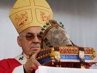 Cardinal Miloslav Vlk avec le crâne de saint Venceslas, photo: CTK