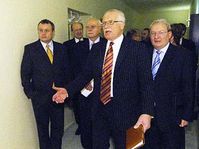 Presidente Vaclav Klaus, al fondo Ivan Kocarnik y Vladimir Dlouhy (Foto: CTK)