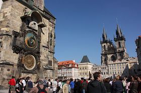 La place de la Vieille Ville et l'Hôtel de ville de la Vieille Ville avec horloge