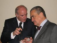 Ministro de RR.EE. peruano, José Antonio García Belaúnde, conversando con su homólogo checo, Karel Schwarzenberg (a la derecha)