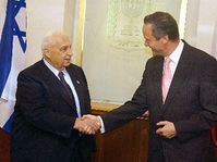 Außenminister Cyril  Svoboda und israelischer Premier Ariel Sharon (Foto: CTK)