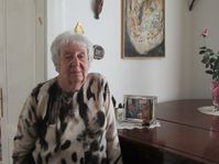 Helga Weissová-Hošková and her painting, photo: David Vaughan