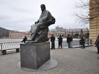 Smetana-Statue an der Moldau in Prag (Foto: Jorge Láscar, CC BY 2.0)