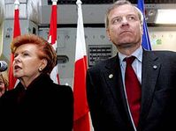 NATO-Generalsekretär Jaap de Hoop Scheffer (rechts) und Lettlands Präsidentin Vaira Vike-Freiberga (Foto: CTK)