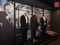 Konzertkostüme aus der Garderobe von Karel Gott: Anzug mit Jabot, Frack und Mafioso-Look (Foto: Archiv NFRF)