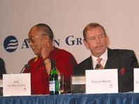 Dalai Lama y Vaclav Havel, Foro 2000