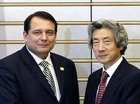 Primer ministro checo, Jiri Paroubek con su homólogo Junichiro Koizumi (Foto: CTK)
