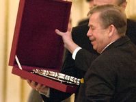 Vaclav Havel avec le plat en argent portant les noms gravés de tous les membres du corps diplomatique pragois, photo: CTK