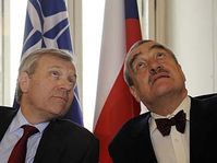 Jaap de Hoop Scheffer y Karel Schwarzenberg (Foto: CTK)