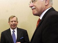 Top officials celebrate Wednesday's signing of the EU accession treaty - Vaclav Havel and Vaclav Klaus, photo: CTK