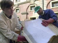 Záchrana vojenských archivů z pražské Invalidovny, Foto: ČTK