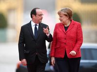 French President Francois Hollande greets German Chancellor Angela Merkel prior to their meeting at the Versailles castle, France, March 6, 2017, photo: CTK