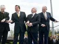 Vlajku Evropské unie vztyčují Vladimír Špidla, Gerhard Schröder, Leszek Miller a Günter Verheugen, foto: ČTK