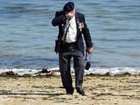 Le vétéran ému sur la plage de Normandie, photo: CTK
