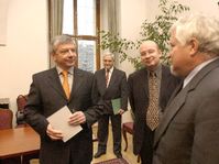 Vladimír Železný se stal senátorem. Vpravo Petr Pithart, foto: ČTK