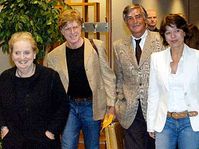 De izquierda: Madeleine Albright, Robert Redford y Jirí Bartoska (Foto: CTK)