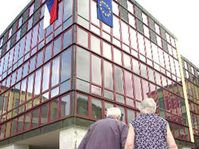 Cesta k volebním urnám není pro Čechy v zahraničí tak jednoduchá, jako pro tyto obyvatele Jindřichova Hradce (Foto: ČTK)