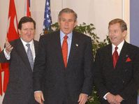George Robertson, George Bush et Vaclav Havel, photo: CTK