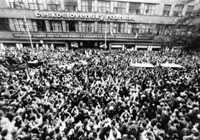 A gathering of Prague citizens and Czech Radio employees in front of the radio buil- ding in November 1989 to demand