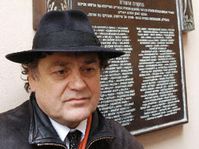 Jaroslav Róna; en el fondo la placa conmemorativa (Foto: CTK)