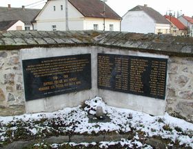 Památník se jmény obětí v Mirovicích