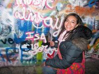 Isabel junto al muro de John Lennon, archivo personal de Isabel Mendoza