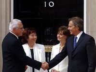 Václav Klaus y Tony Blair con sus esposas, foto: CTK