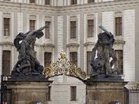 Le drapeau présidentiel flottant sur le château de Prague (Photo: CTK)