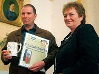 Biermacherin des Jahres 2005 Jana Rostová und der diesjährige Gewinner Martin Matuska (Foto: CTK)