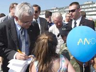 Vladimír Špidla v Kladně na akci pro podporu vstupu ČR do EU, foto: ČTK