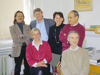 La rédaction française en 1998, debout: Alain Slivinský, Jan Uhlíř, Astrid Hofmanová, Omar Mounir, assis: Alena Gebertová, Václav Richter, photo: Paul Jamet