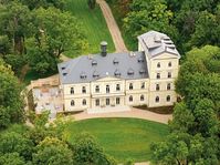 Photo: www.chateaumcely.com