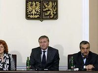 De izquierda: Vlasta Parkanova, Mirek Topolanek y Karel Schwarzenberg (Foto: CTK)