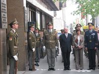 Торжественный акт перед зданием Чешского радио 5 мая 2004