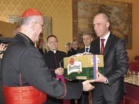 Cardenal Tarcisio Bertone, Jan Šolta de Pilsner Urquell, foto: ČTK