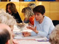 Odborářská předsedkyně Miluše Studecká diskutuje s pedagogy, kteří se 21. dubna připojili k hodinové stávce, foto: ČTK