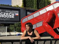 David Černý con su escultura mecánica, titulada ‘London Booster’. Foto: ČTK