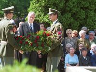 Premiér Miloš Zeman pokládá věnec při pietním aktu, Foto:ČTK