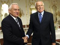 Polský premiér Leszek Miller (vlevo) s prezidentem ČR Václavem Klausem, foto: ČTK