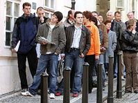 People waiting for visa in front of the US Embassy in Prague, photo: CTK